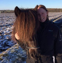 Indehaver Heidi Marquardsen med sin islandske heste Dúfa